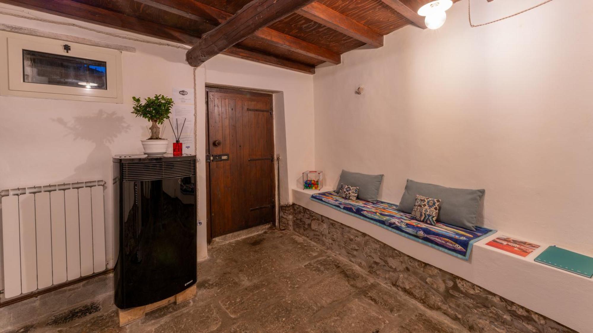 Bed and Breakfast La Casa Delle Pietre Parlanti - Casa In Pietra Ai Piedi Del Parco Delle 5 Terre Biassa Екстер'єр фото
